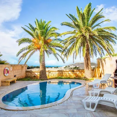 5 Bedroom With Private Pool & Views * Għarb