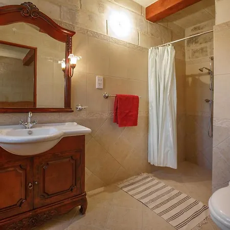 5 Bedroom With Private Pool & Views Ferienhaus Għarb
