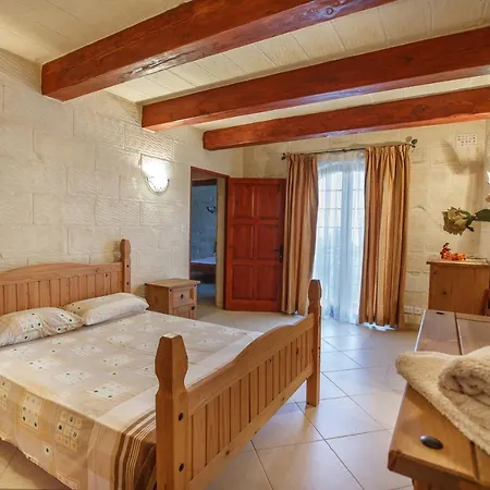 5 Bedroom With Private Pool & Views Għarb