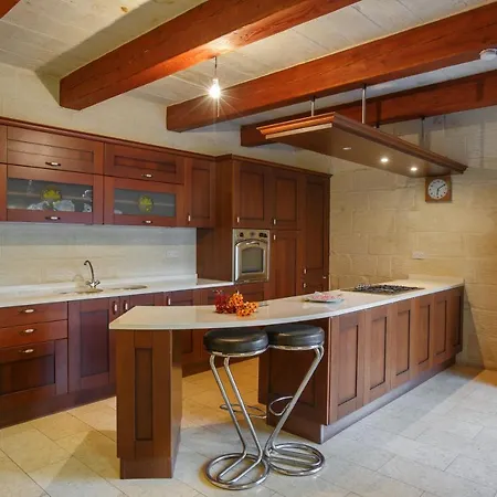5 Bedroom With Private Pool & Views * Għarb