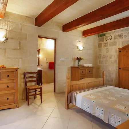 5 Bedroom With Private Pool & Views * Għarb