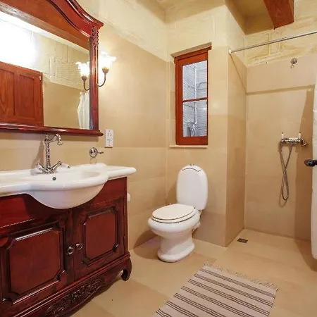 5 Bedroom With Private Pool & Views Ferienhaus Għarb