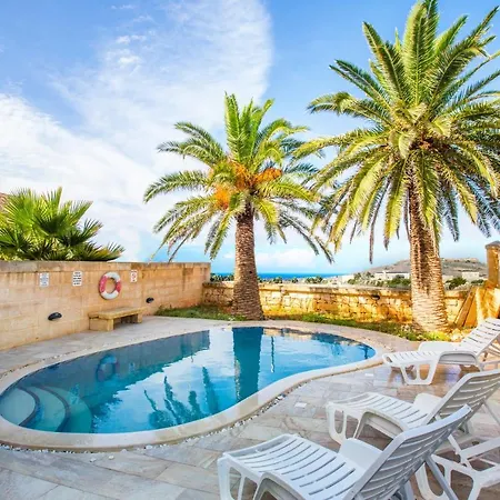 5 Bedroom With Private Pool & Views Ferienhaus Għarb