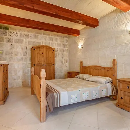 5 Bedroom With Private Pool & Views Ferienhaus