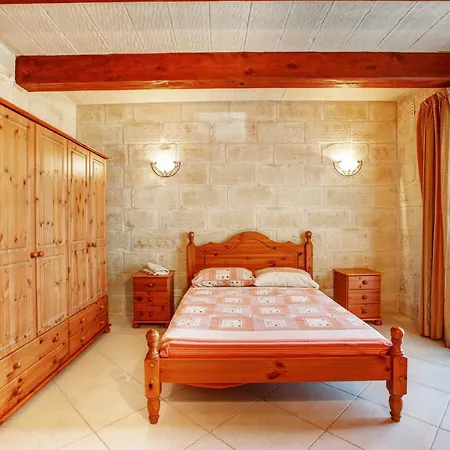 5 Bedroom With Private Pool & Views * Għarb