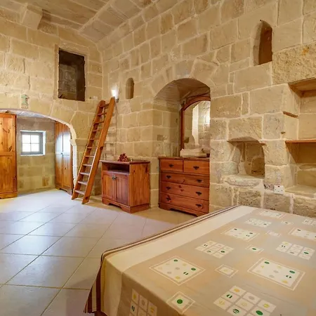 Ferienhaus 5 Bedroom With Private Pool & Views Għarb
