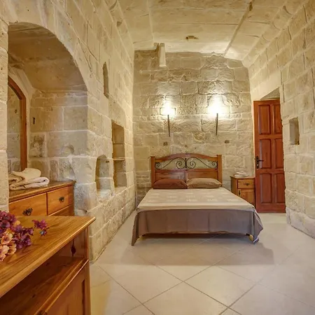 5 Bedroom With Private Pool & Views Ferienhaus