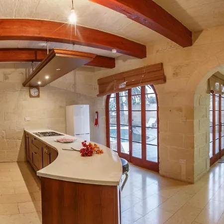 5 Bedroom With Private Pool & Views Għarb
