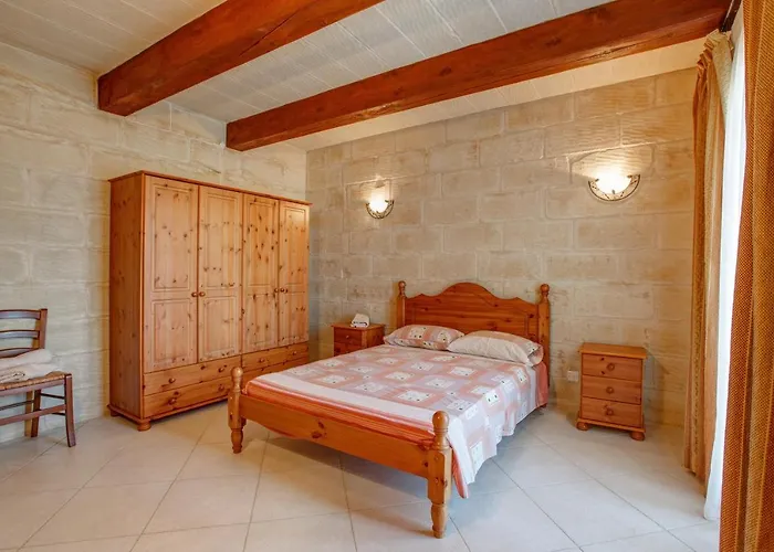 5 Bedroom With Private Pool & Views *