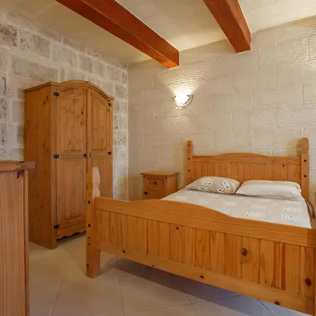 5 Bedroom With Private Pool & Views * Għarb