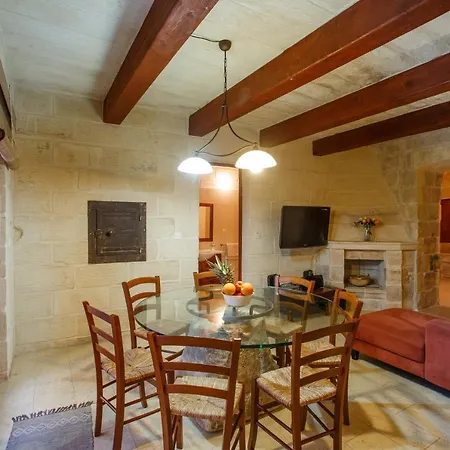 5 Bedroom With Private Pool & Views Сasa de vacaciones Għarb
