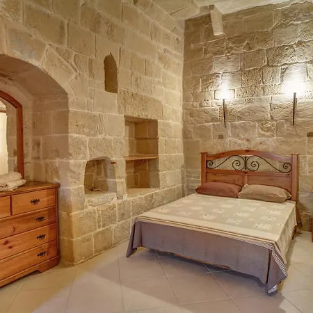 5 Bedroom With Private Pool & Views