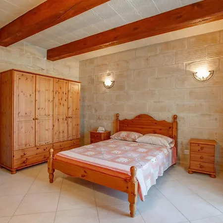 5 Bedroom With Private Pool & Views *