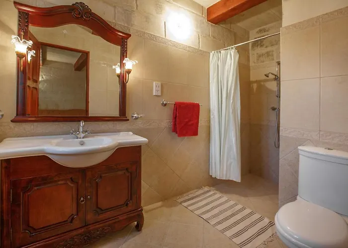 5 Bedroom With Private Pool & Views Tatil Evi Għarb