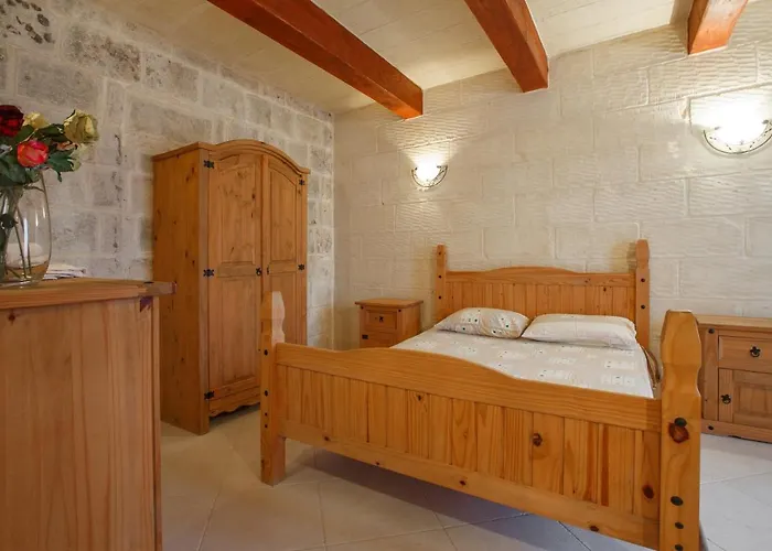 5 Bedroom With Private Pool & Views * Għarb