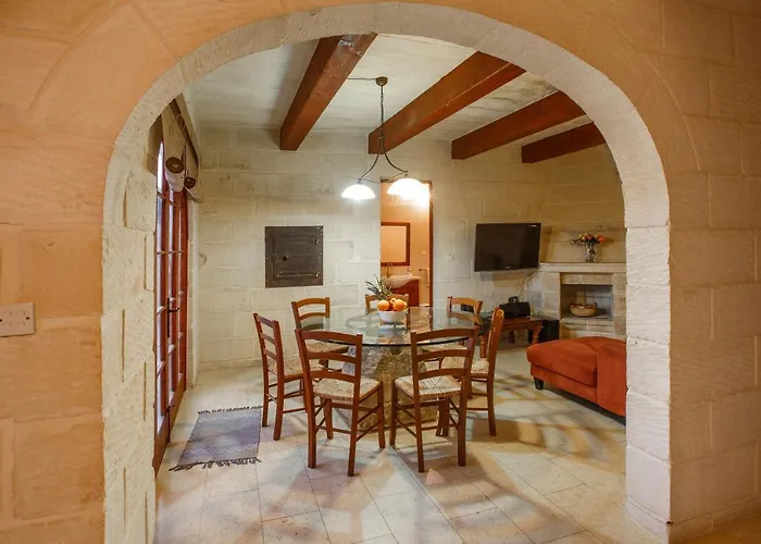 5 Bedroom With Private Pool & Views Għarb