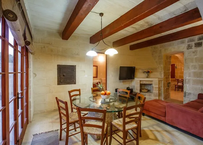 5 Bedroom With Private Pool & Views Tatil Evi Għarb