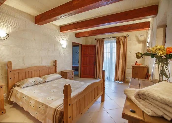5 Bedroom With Private Pool & Views Għarb