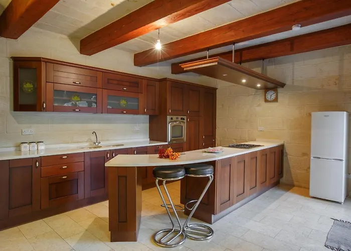 5 Bedroom With Private Pool & Views * Għarb