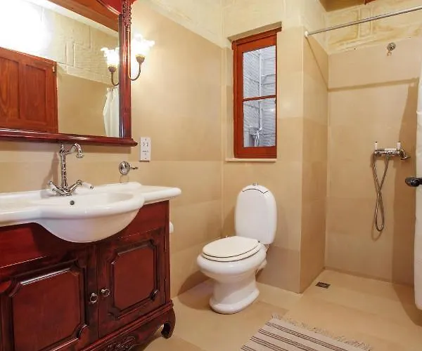 5 Bedroom With Private Pool & Views Tatil Evi Għarb