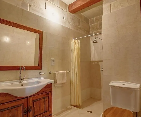 5 Bedroom With Private Pool & Views Case de vacanță *