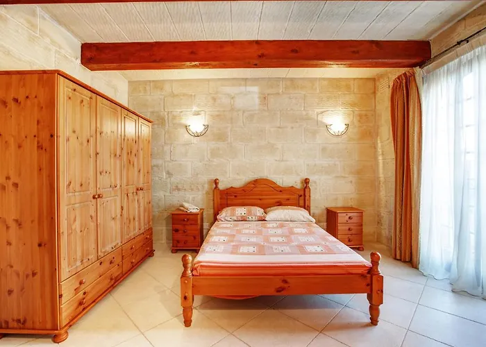 5 Bedroom With Private Pool & Views * Għarb